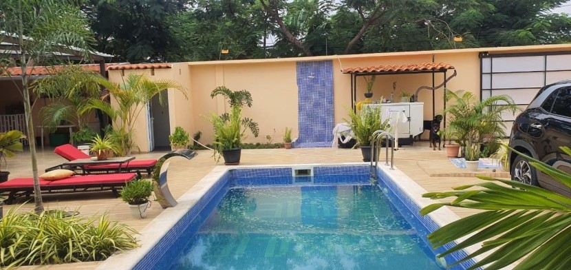 A Venda Vivenda V5 com piscina e anexo, no Camama, a escassos metros, do Deskontão