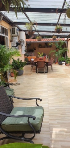 A Venda Vivenda V5 com piscina e anexo, no Camama, a escassos metros, do Deskontão