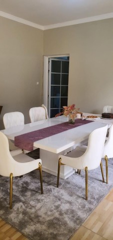 A Venda Vivenda V5 com piscina e anexo, no Camama, a escassos metros, do Deskontão