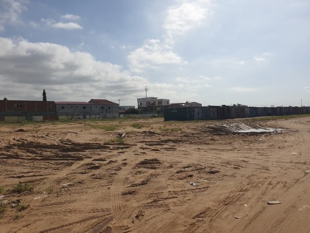 A Venda Terreno de 7 hectares, berma estrada, na Cidade Universitária, Camama.