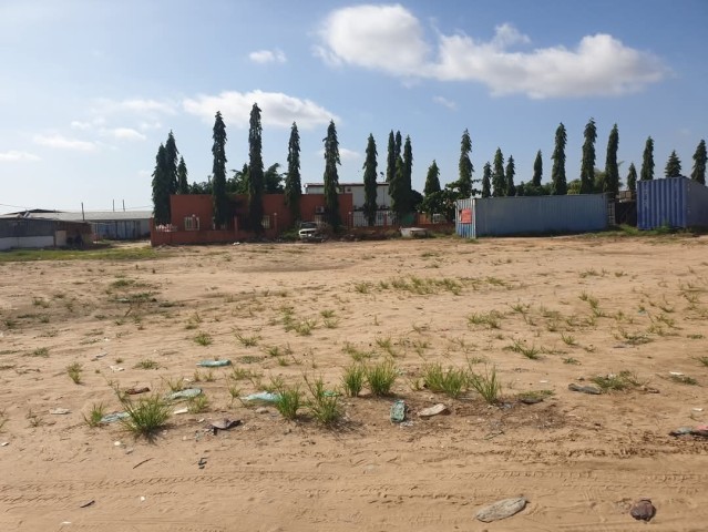A Venda Terreno de 7 hectares, berma estrada, na Cidade Universitária, Camama.