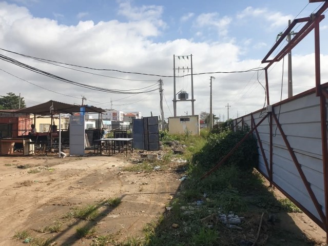 A Venda Terreno de 7 hectares, berma estrada, na Cidade Universitária, Camama.