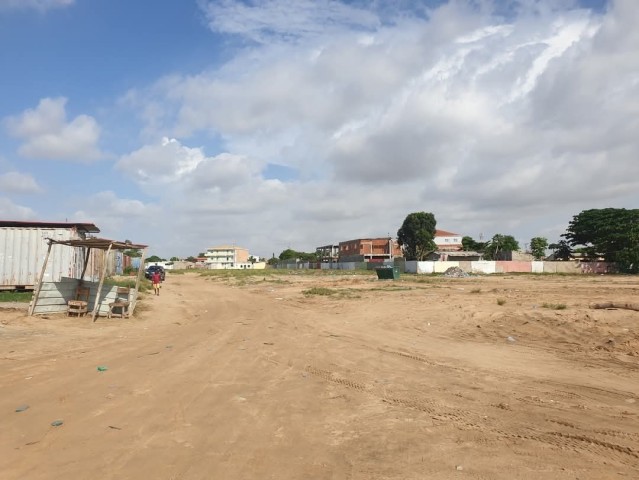 A Venda Terreno de 7 hectares, berma estrada, na Cidade Universitária, Camama.