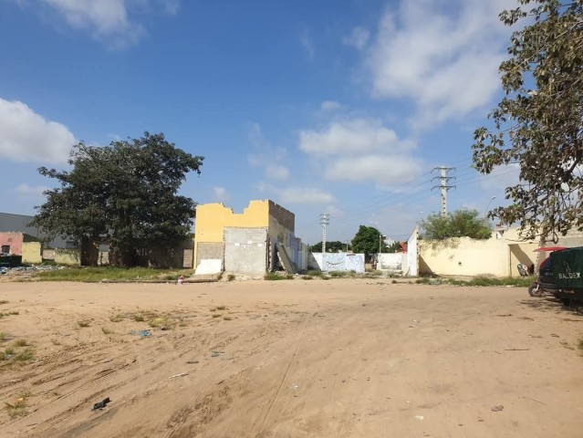 A Venda Terreno de 7 hectares, berma estrada, na Cidade Universitária, Camama.
