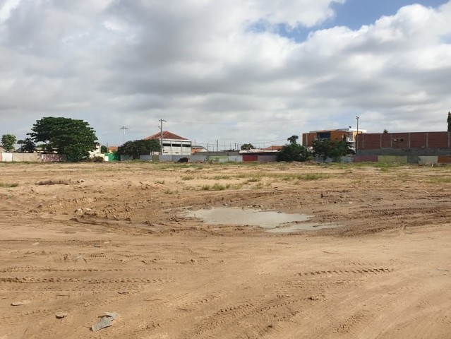 A Venda Terreno de 7 hectares, berma estrada, na Cidade Universitária, Camama.