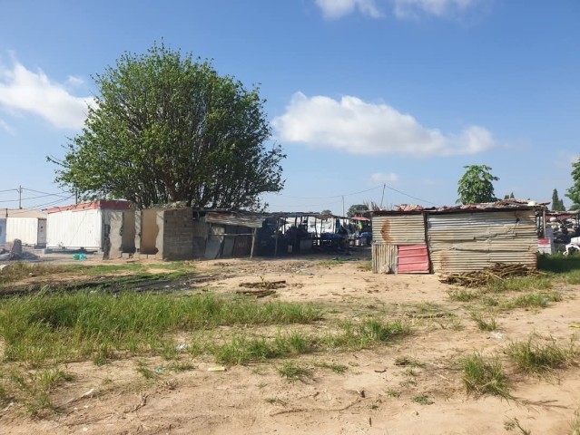 A Venda Terreno de 7 hectares, berma estrada, na Cidade Universitária, Camama.