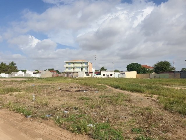 A Venda Terreno de 7 hectares, berma estrada, na Cidade Universitária, Camama.