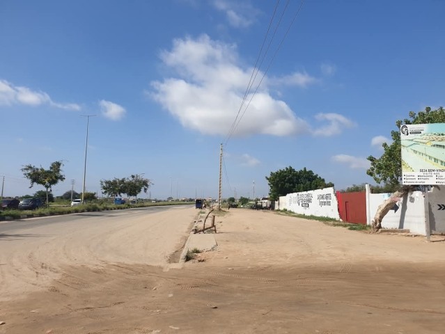 A Venda Terreno de 7 hectares, berma estrada, na Cidade Universitária, Camama.