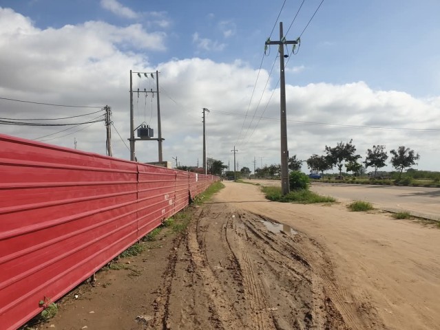 A Venda Terreno de 7 hectares, berma estrada, na Cidade Universitária, Camama.
