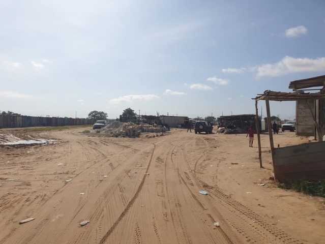 A Venda Terreno de 7 hectares, berma estrada, na Cidade Universitária, Camama.