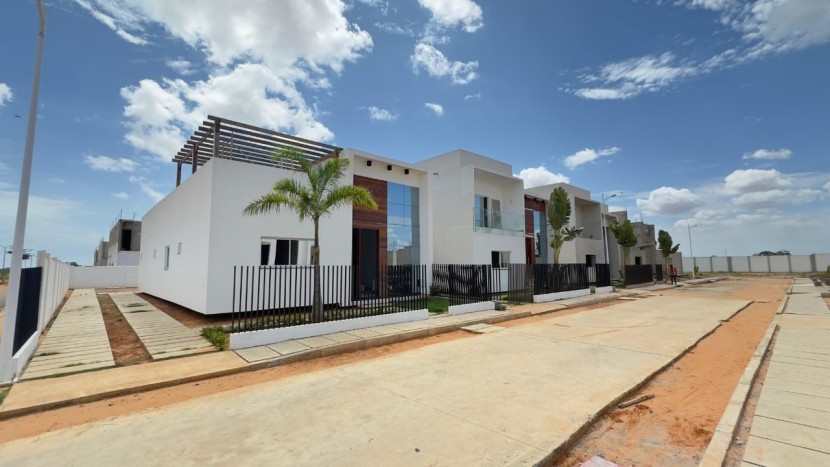 A Venda Vivenda V3, mobilada, no Condomínio Hozana Residence, Kilamba.