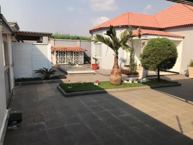 A Venda Excelente vivenda V4 com piscina, no Mundo Verde, Camama.