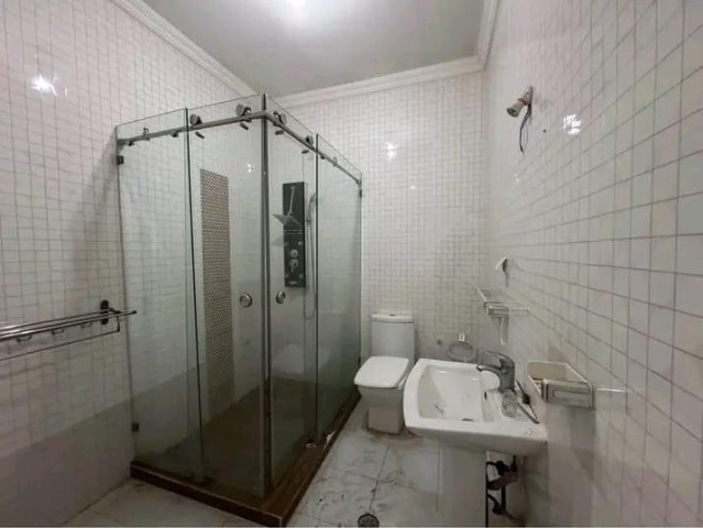 A Venda Vivenda V4 com piscina e anexo, no Camama.
