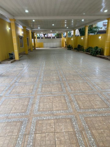 A Venda Vivenda V4 com piscina e anexo, no Camama.