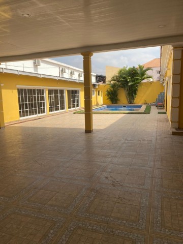 A Venda Vivenda V4 com piscina e anexo, no Camama.