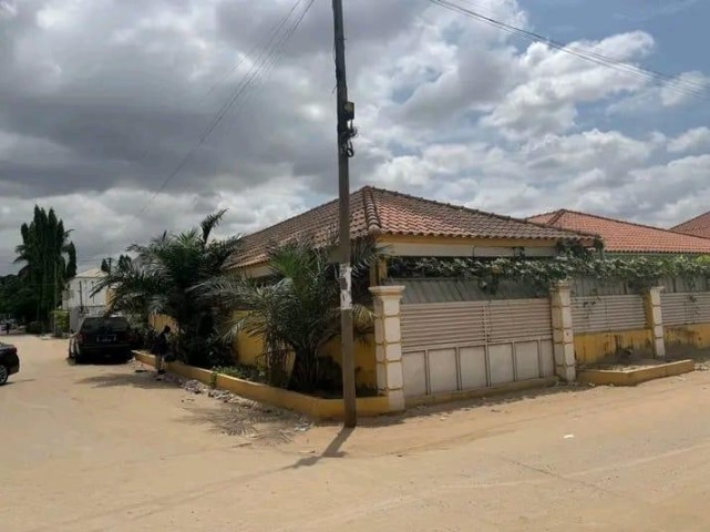 A Venda Vivenda V4 com piscina e anexo, no Camama.