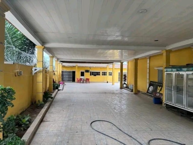 A Venda Vivenda V4 com piscina e anexo, no Camama.