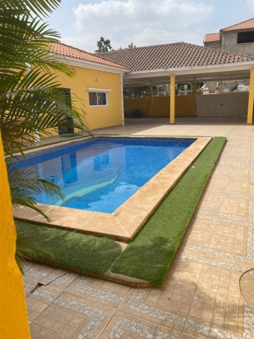 A Venda Vivenda V4 com piscina e anexo, no Camama.