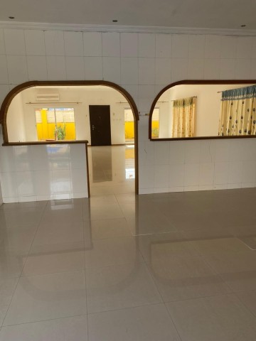 A Venda Vivenda V4 com piscina e anexo, no Camama.