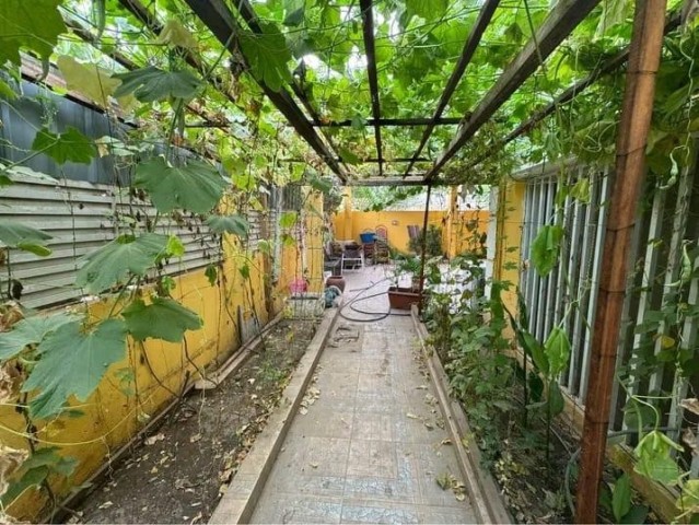A Venda Vivenda V4 com piscina e anexo, no Camama.
