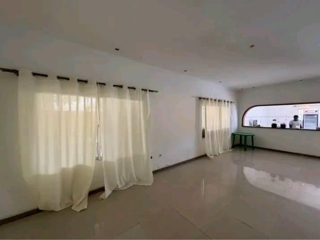 A Venda Vivenda V4 com piscina e anexo, no Camama.