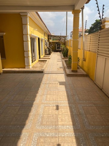 A Venda Vivenda V4 com piscina e anexo, no Camama.