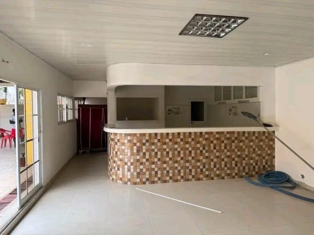 A Venda Vivenda V4 com piscina e anexo, no Camama.
