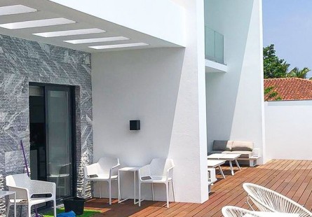 Vivenda V5 de alto padrão, com anexo e piscina, no Futungo de Belas.