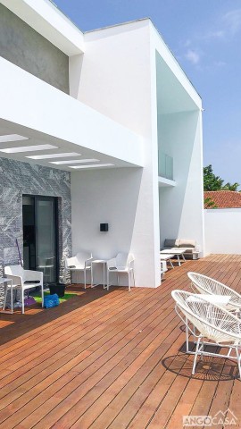 A Venda Vivenda V5 de alto padrão, com anexo e piscina, no Futungo de Belas.