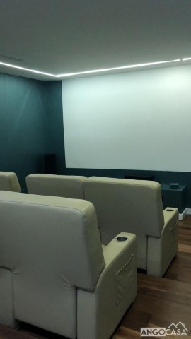 A Venda Vivenda V5 de alto padrão, com anexo e piscina, no Futungo de Belas.