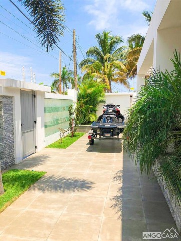A Venda Vivenda V5 de alto padrão, com anexo e piscina, no Futungo de Belas.