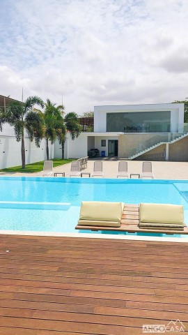 A Venda Vivenda V5 de alto padrão, com anexo e piscina, no Futungo de Belas.