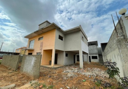 Vivenda V3 tosca com anexo, no Parque Residencial Esperança, Via Expressa.