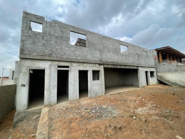 A Venda Vivenda V3 tosca com anexo, no Parque Residencial Esperança, Via Expressa.