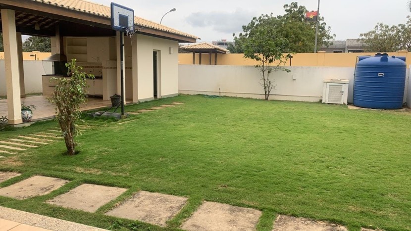 A Venda Vivenda V4 com anexo, no condomínio Riviera, Talatona.