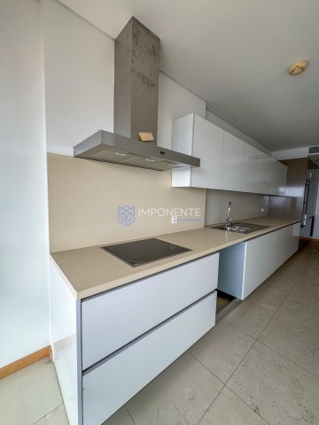 A Venda Luxuoso apartamento T2, mobiliado, no Edifício Kanhangulo, Ingombotas
