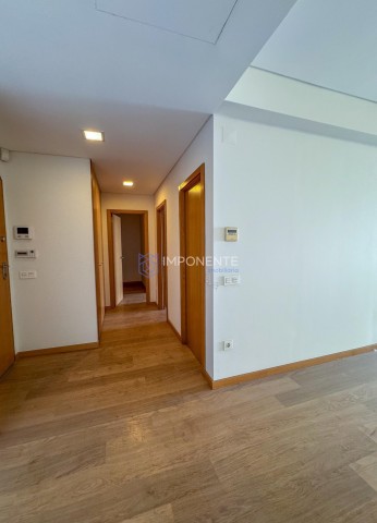 A Venda Luxuoso apartamento T2, mobiliado, no Edifício Kanhangulo, Ingombotas