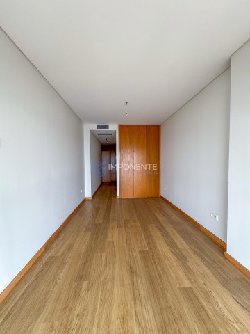 A Venda Luxuoso apartamento T2, no Edifício Kanhangulo, Ingombotas.