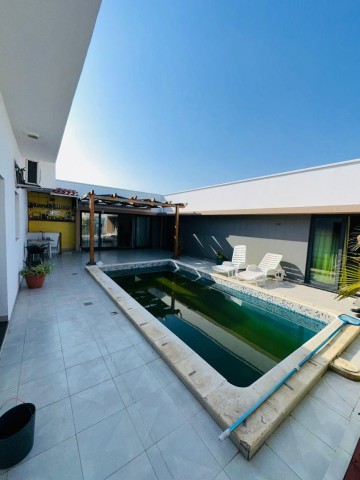 A Venda Vivenda V3 com anexo e piscina, mobilada, no condomínio Candando, Patriota.