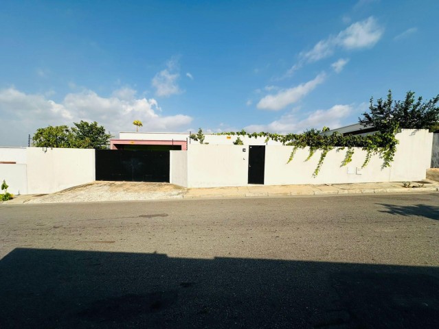 A Venda Vivenda V3 com anexo e piscina, mobilada, no condomínio Candando, Patriota.