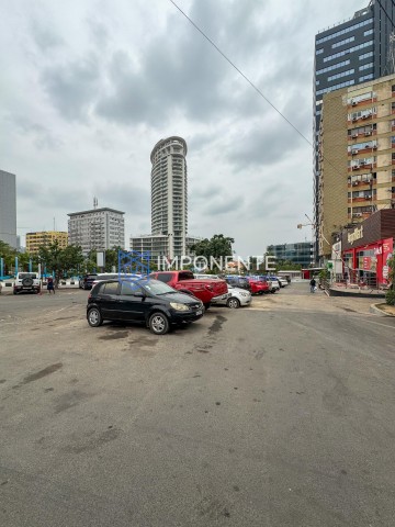 A Venda Edifício Comercial nas Ingombotas;