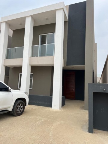 A Venda Vivenda V3 duplex, na Urbanização Boa Vida, Via Expressa.
