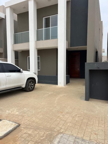 A Venda Vivenda V3 duplex, na Urbanização Boa Vida, Via Expressa.
