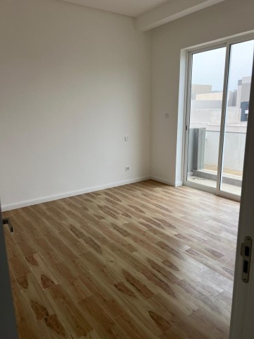 A Venda Vivenda V3 duplex, na Urbanização Boa Vida, Via Expressa.