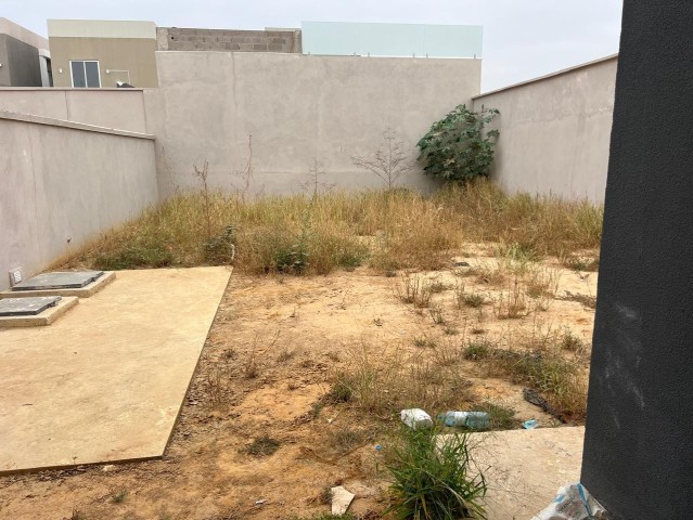 A Venda Vivenda V3 duplex, na Urbanização Boa Vida, Via Expressa.
