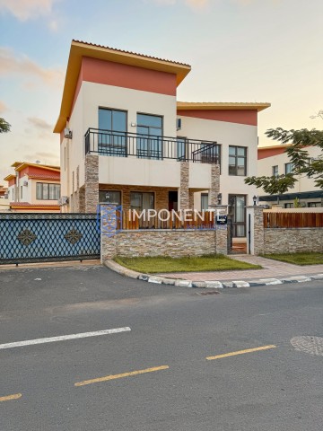 A Venda Vivenda V4 no Condomínio Vila Kuditemo, Lar do Patriota.