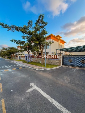 A Venda Vivenda V4 no Condomínio Vila Kuditemo, Lar do Patriota.