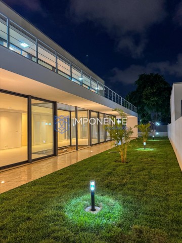 A Venda Luxuoso Condomínio de 4 casas, de alto padrão, trata-se do Condomínio Ouro Verde, no Talatona.