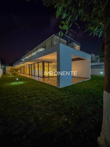 A Venda Luxuoso Condomínio de 4 casas, de alto padrão, trata-se do Condomínio Ouro Verde, no Talatona.