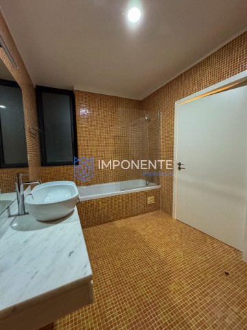A Venda Luxuoso Condomínio de 4 casas, de alto padrão, trata-se do Condomínio Ouro Verde, no Talatona.